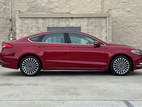 Used 2017 Ford Fusion SE w/ Fusion SE Technology Package image 2