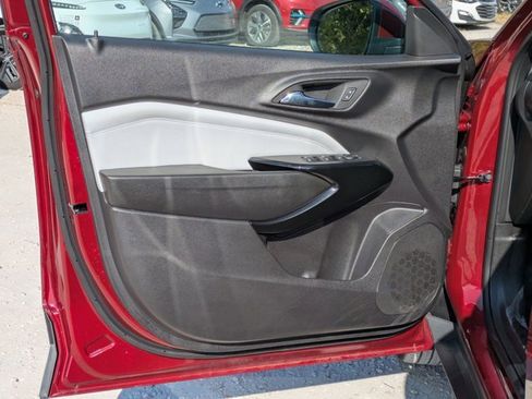 Used 2025 Chevrolet Trax LT w/ LT Convenience Package image 2