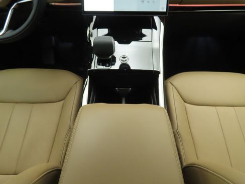 Used 2025 Land Rover Range Rover Sport SE image 16