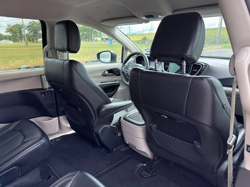 Used 2023 Chrysler Pacifica Touring-L FWD image 32