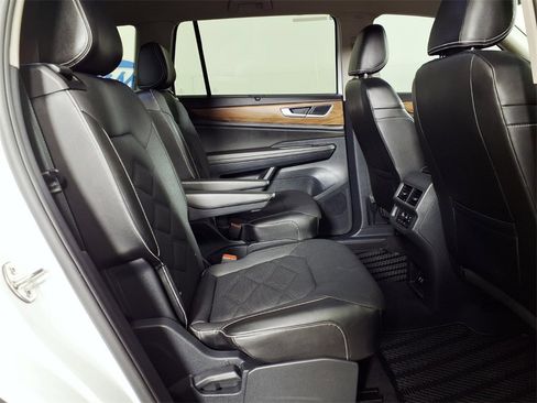 Used 2024 Volkswagen Atlas SE image 11