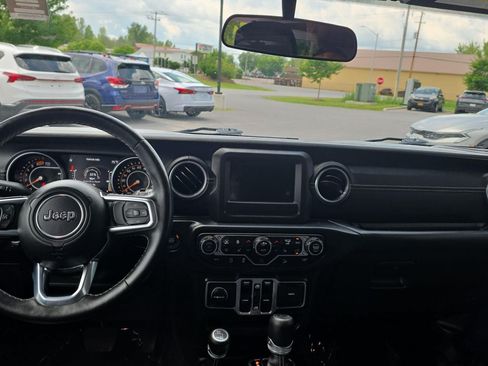 Used 2018 Jeep Wrangler Unlimited Sahara w/ Cold Weather Group AWD/4WD image 18
