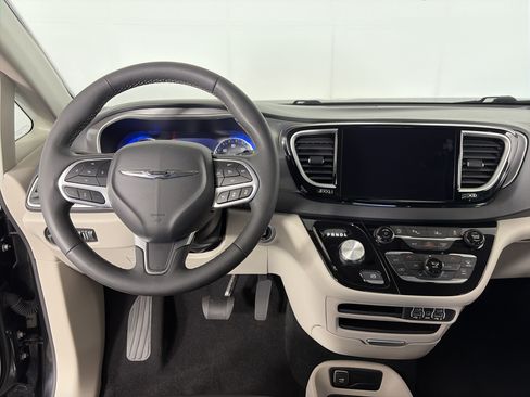 Used 2023 Chrysler Pacifica Touring-L FWD image 5
