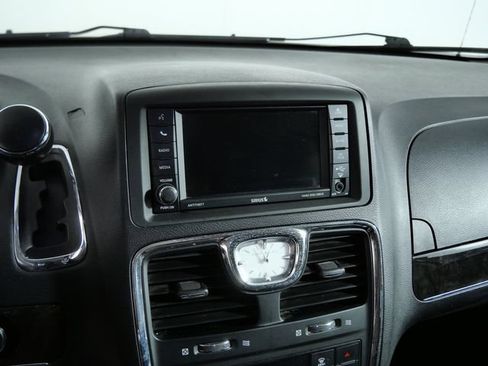 Used 2013 Chrysler Town & Country Touring-L w/ Driver Convenience Group FWD image 21