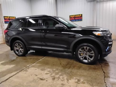 Used 2021 Ford Explorer XLT w/ Equipment Group 202A image 2