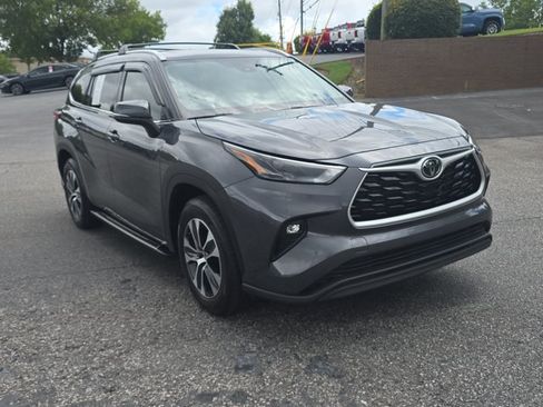 Used 2022 Toyota Highlander XLE FWD image 3