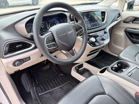 Used 2024 Chrysler Pacifica Touring-L image 4