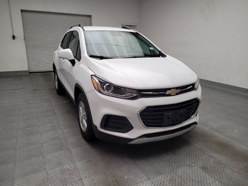 Used 2022 Chevrolet Trax LT w/ LT Convenience Package image 14