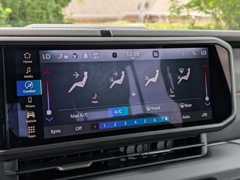 Used 2024 Jeep Wrangler Unlimited Rubicon w/ XTREMEE 35" Tire Package AWD/4WD image 11