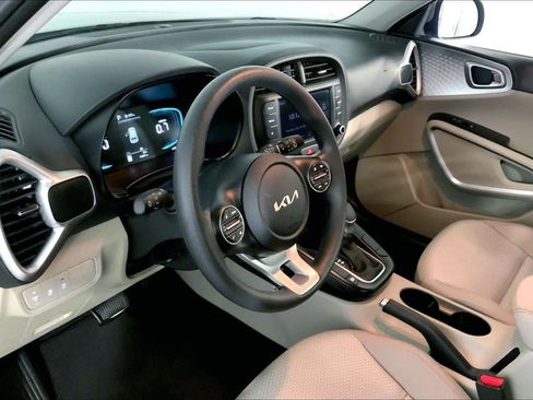Used 2025 Kia Soul LX w/ LX Technology Package FWD image 14