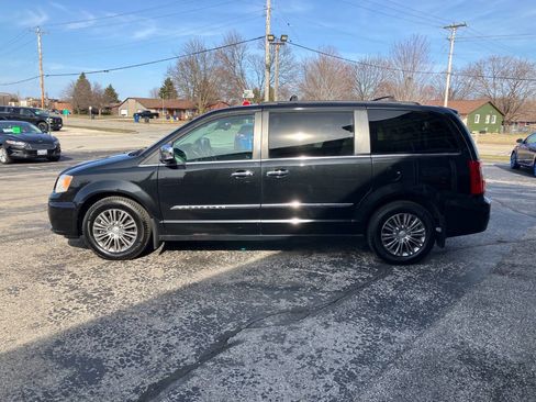 Used 2014 Chrysler Town & Country Touring-L w/ Driver Convenience Group image 6