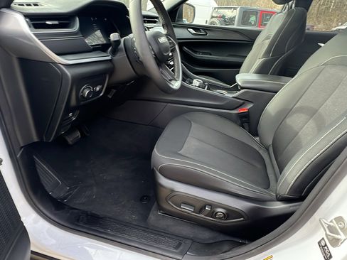 Used 2024 Jeep Grand Cherokee Laredo X image 16