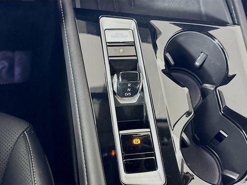 Used 2025 Volkswagen Atlas SE FWD image 24
