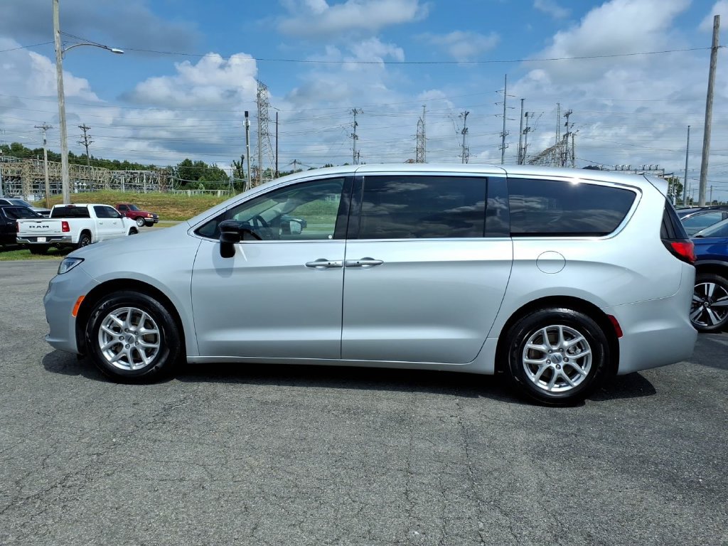 Used 2024 Chrysler Pacifica Touring-L FWD image 4