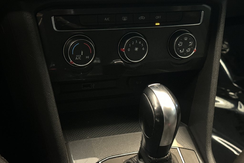 Used 2019 Volkswagen Tiguan S w/ 3rd Row Seat Package AWD/4WD image 21