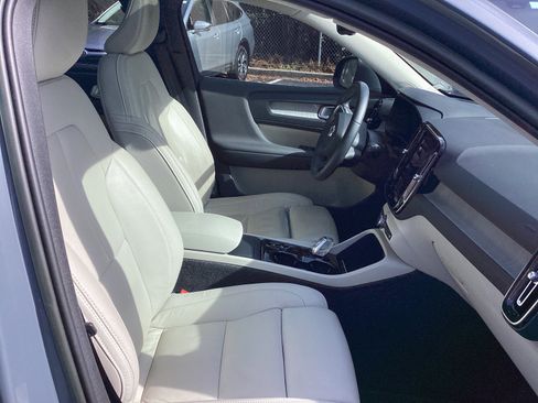 Certified 2023 Volvo XC40 B4 Plus w/ Protection Package Premier image 35