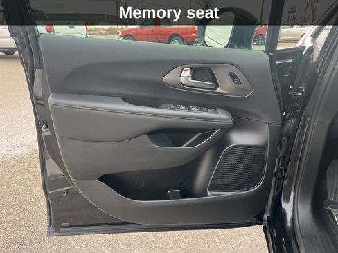 Used 2025 Chrysler Pacifica Select image 13