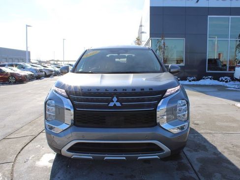 Used 2022 Mitsubishi Outlander SE image 2