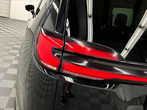 Used 2024 Chrysler Pacifica Touring-L FWD image 34