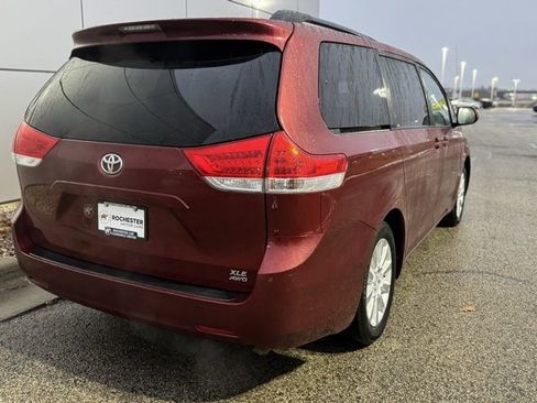 Used 2013 Toyota Sienna XLE image 38