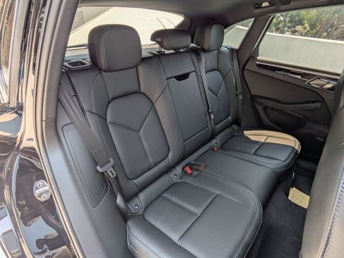 Certified 2025 Porsche Macan AWD/4WD image 24