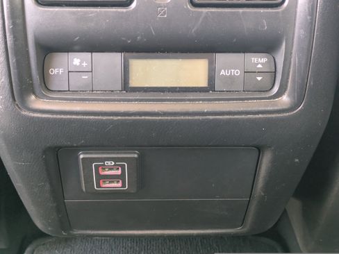 Used 2018 Nissan Pathfinder SV image 17