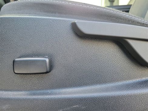 Used 2022 Chevrolet Colorado LT w/ LT Convenience Package image 16