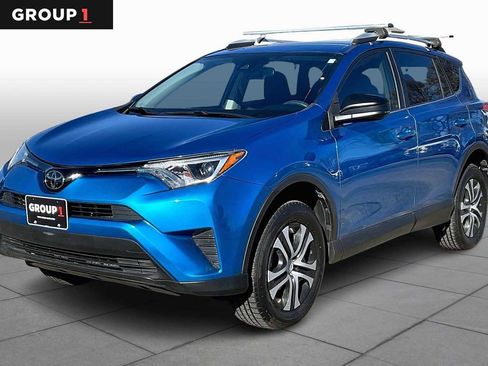 Used 2018 Toyota RAV4 LE image 1