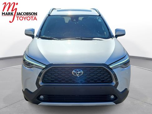 Used 2022 Toyota Corolla Cross XLE image 3
