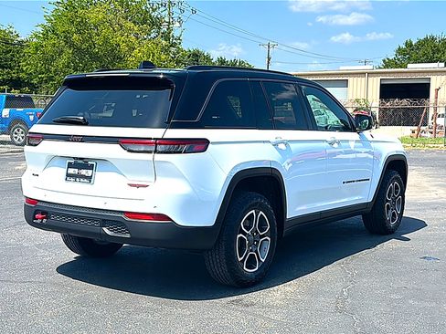 Used 2022 Jeep Grand Cherokee Trailhawk AWD/4WD image 8