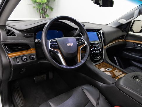 Used 2017 Cadillac Escalade Premium Luxury image 6