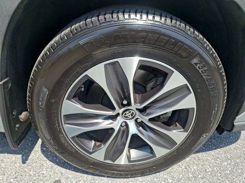 Used 2021 Toyota Highlander XLE AWD/4WD image 8