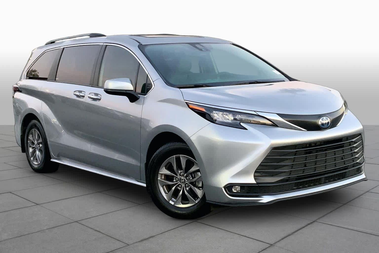 Used 2025 Toyota Sienna XLE FWD image 3