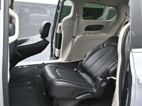 Used 2024 Chrysler Pacifica Touring-L FWD image 17