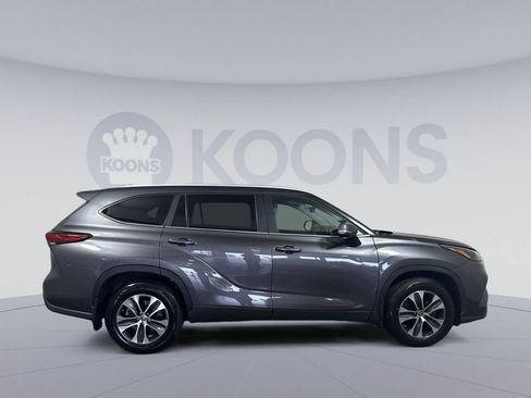 Used 2023 Toyota Highlander XLE AWD/4WD image 8