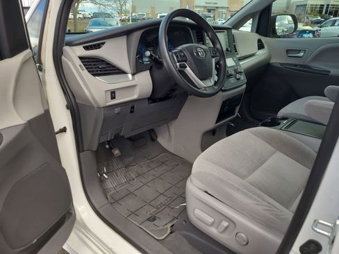 Used 2020 Toyota Sienna LE image 10