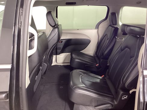 Used 2023 Chrysler Pacifica Touring-L FWD image 13