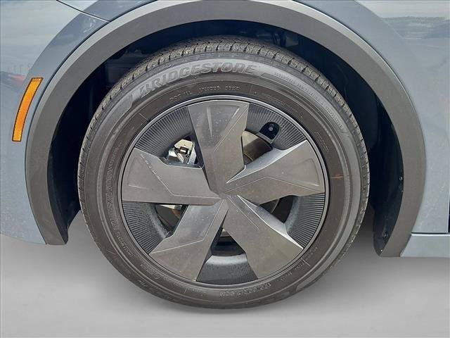 Used 2025 Toyota Prius LE FWD image 30