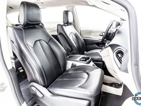 Used 2023 Chrysler Pacifica Touring-L image 30