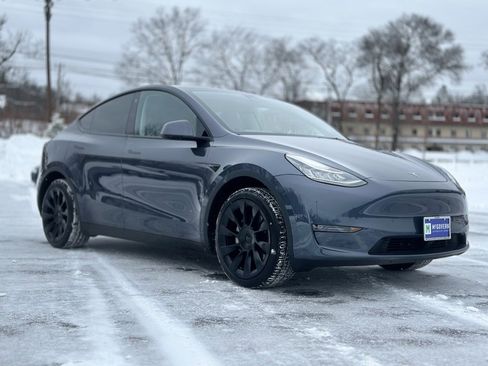 Used 2023 Tesla Model Y Long Range image 9