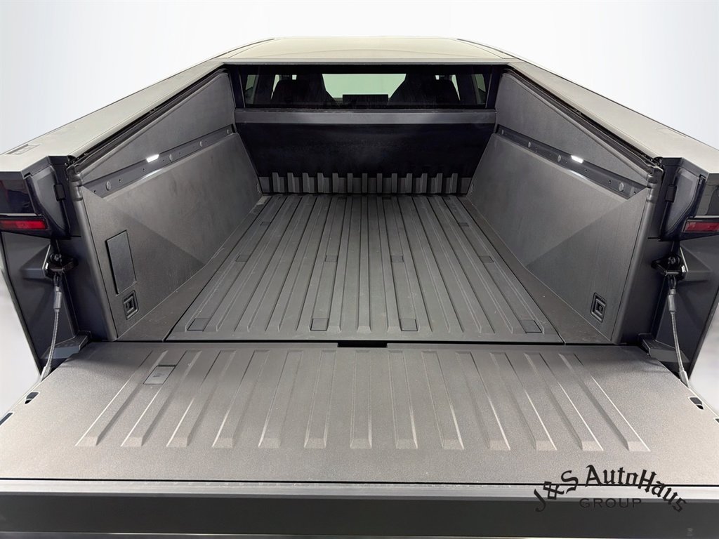 Used 2026 Tesla Cybertruck AWD Crew Cab image 33