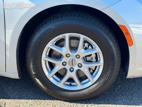 Used 2024 Chrysler Pacifica Touring-L image 10