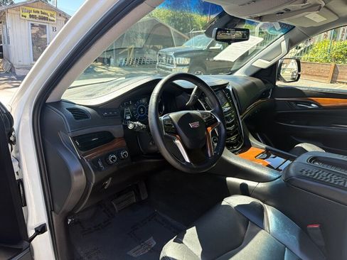 Used 2018 Cadillac Escalade ESV Premium Luxury AWD/4WD image 16