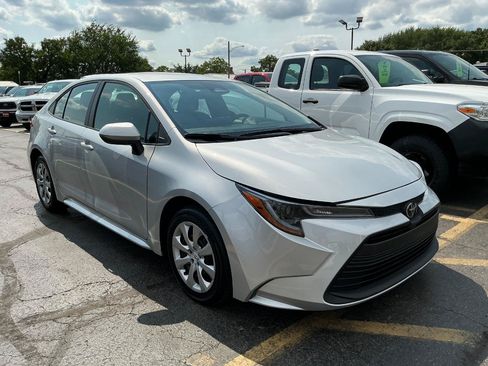 Used 2025 Toyota Corolla LE FWD image 2