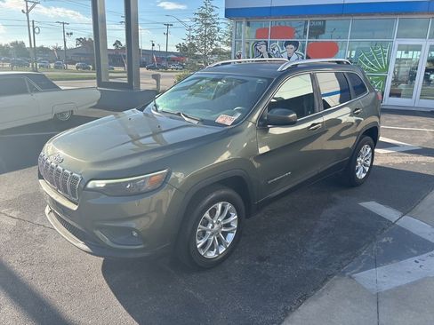 Used 2019 Jeep Cherokee Latitude w/ Popular Appearance Group image 2