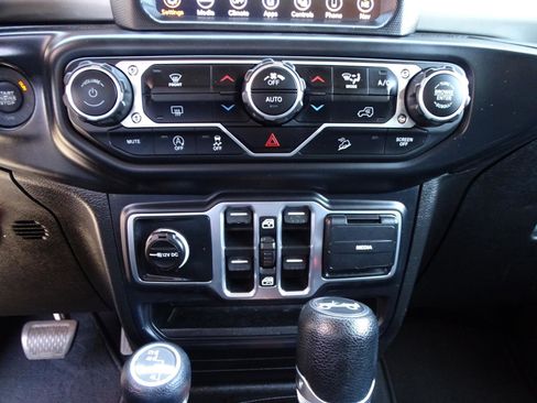 Used 2018 Jeep Wrangler Unlimited Sahara image 24