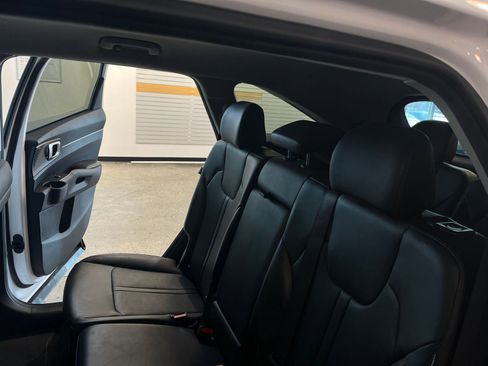 Used 2024 Kia Sorento S image 40