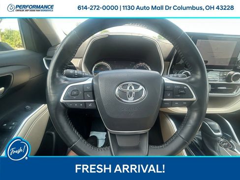 Used 2023 Toyota Highlander XLE AWD/4WD image 19