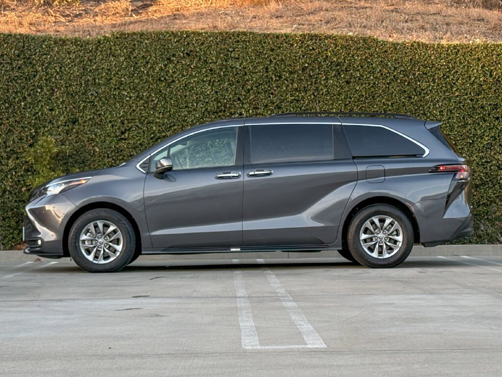 Used 2025 Toyota Sienna XLE FWD image 8