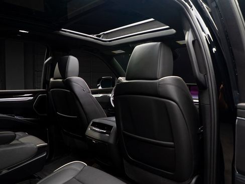 Used 2025 Cadillac Escalade ESV Premium Luxury AWD/4WD image 49